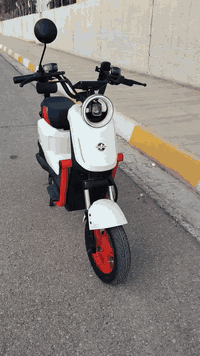 السلام عليكم
دراجه شحن للبيع 918 موديل 2025 من مصنع ونلي الاصلي دراجه كله شرط فول مواصفات الايت عالي وناصي اشارات يمين يسار نضام P  منفذ USB  للشحن موبايل تايرات جدد دبلات رياضي نضام R بك رجوع للخلف بريكات دهن هايدروليك  بلوتوث MB3 بطاريات عدد 4 دبل سرعه 80 حقيقي دراجه جديده سعره 275 بي مجال بس حك الجيه 
رقم ***********
