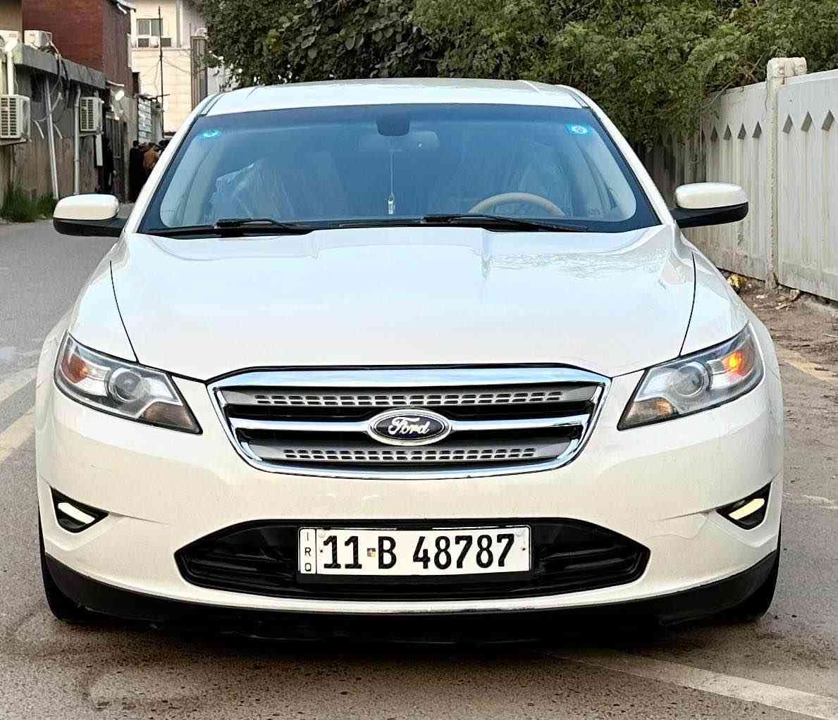 السلام عليكم اخوان. 
فورد تورس 2011 خليجي 
وكاله نيفا
كفاله 
رقم بغداد الجديد . باسمي تحويل مباشر . 
السياره كامله ولكمال لله بالعافيه ع الياخذها 
مكان السياره بغداد العامريه. 
السعر . (115 ) وبيها مجال بسيط
للاستفسار . ( *********** ) 
***********) بغداد, العراق
