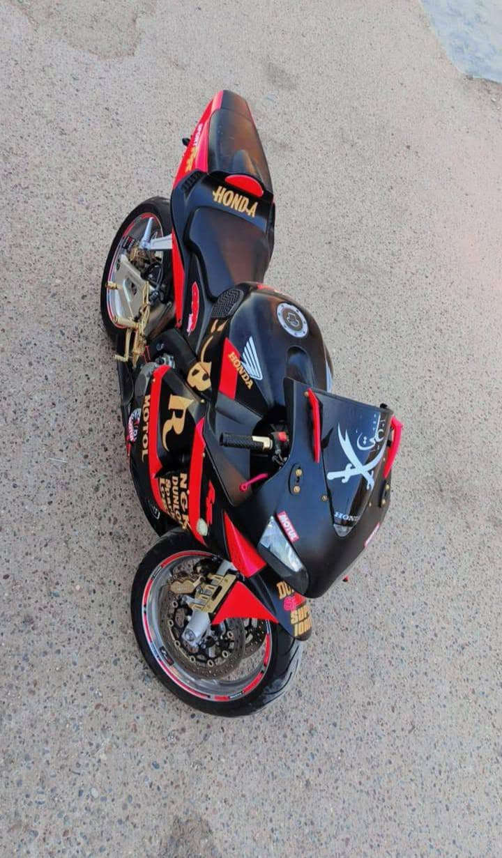 دراجة رياضية Honda CBR 600RR بحالة ممتازه،مكفوله من كير ومكينه وشاصي وضفيرة تصميم مميز باللون الأسود والأحمر مع إضافات ذهبيه رياضيه
المواصفات والإضافات:
محرك 600cc أربع سلندرات.
كزوز رياضي ARROW تعرفون بصوته بعد
ستيكرات وتصميم رياضي
قواعد قدم رياضية CNC باللون الذهبي.
إطارات بحالة جيدة.
دسك أمامية وخلفية جديده
دهن جديد ماء اخضر زيتي
جاهزة للاستخدام ولا تحتاج مصاريف.
سعرها 32 وبيها مجال 
رقمي *********** بغداد, العراق
