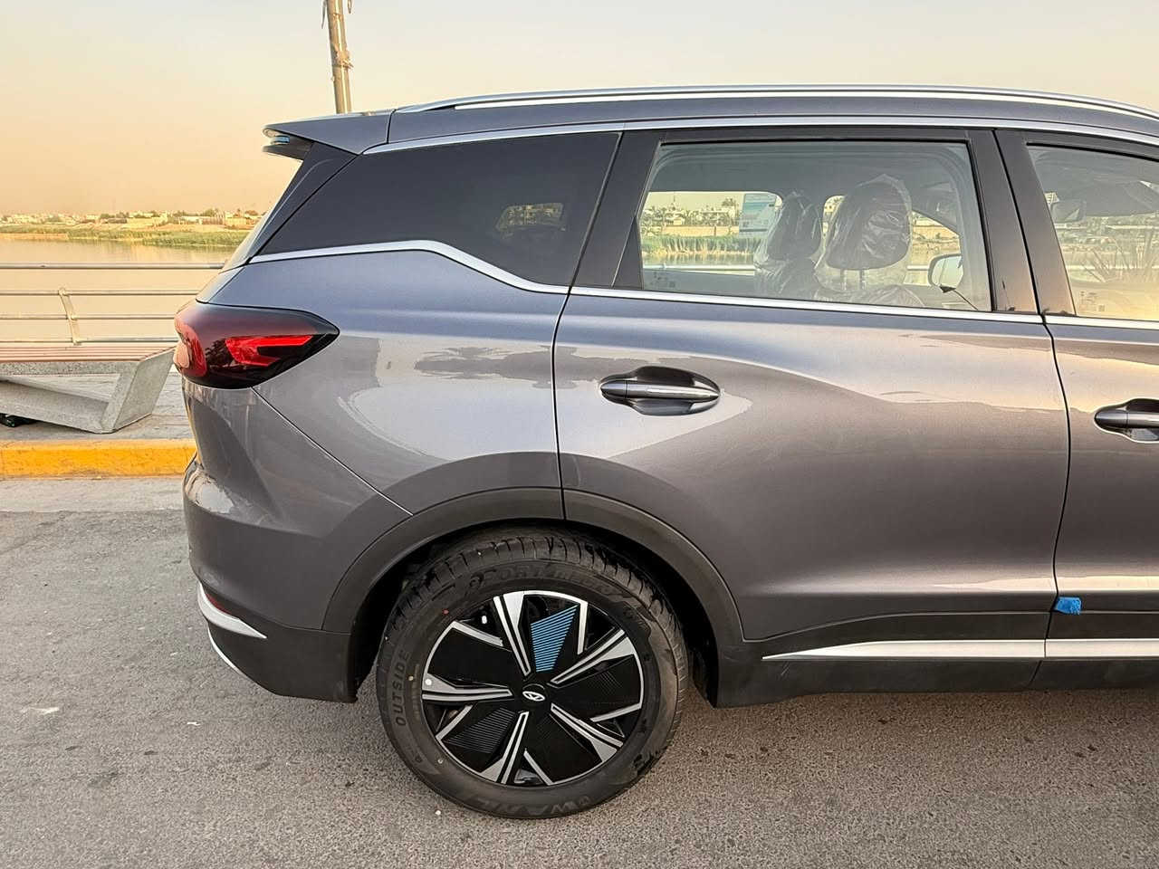 🚗 Chery Tiggo 7 Pro Max e+ 2024 
✅استلام 2026 
✅ محرك 1.5 تيربو + نظام هايبرد قابل للشحن (PHEV)
✅ القوة الكلية 279 حصان
✅ عزم دوران 365 نيوتن.متر
✅ گير أوتوماتيك DHT مخصص للهايبرد
✅ ممشى السياره فقط 688 كيلو قابل للزياده￼

✨ المواصفات الخارجية
• سقف بانوراما كهربائي كبير
• جنوط رياضية 19 إنج
• إضاءة LED أمامية وخلفية كاملة
• مرايا كهربائية مع طي كهربائي
• حساسات أمامية وخلفية
• كاميرات 540 درجة محيطية  ￼

🎯 المواصفات الداخلية
• شاشة منحنية مزدوجة 24.6 إنج
• عدادات رقمية كاملة
• Apple CarPlay و Android Auto
• شاحن لاسلكي 50 واط
• تشغيل بصمة ودخول ذكي
• مقاعد جلد فاخرة
• تحكم كهربائي بالمقاعد الأمامية
• إضاءة داخلية Ambient Light
• نظام أوامر صوتية ذكي  ￼

🛡️ أنظمة الأمان
• 8 وسائد هوائية
• مثبت سرعة ذكي Adaptive Cruise Control
• نظام المحافظة على المسار
• تحذير الخروج عن المسار
• مراقبة النقطة العمياء
• فرملة طوارئ أوتوماتيكية
• كاميرا 540 درجة
• 19 نظام ADAS للمساعدة على القيادة  ￼

🔥 الفئة الأعلى (Full Option)
✔️ هايبرد قابل للشحن Plug-In Hybrid

📞 للاستفسار:
***********

🚘 Tiggo 7 Pro Max e+
سيارة تجمع بين القوة، الاقتصاد بالوقود، التكنولوجيا الحديثة، والفخامة بمواصفات فول أوبشن.
