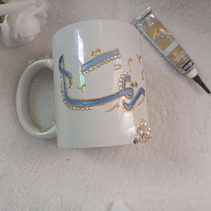 للي يدورون الكشخة والتميز ببضاعتهم! ✨☕
​نجهز لكم أكواب (أقداح) بالأسماء، شغل إيد "هاند ميد" درجة أولى. كتابة بارزة وتزيين بالفصوص واللؤلؤ، تبيض الوجه!
​للجملة فقط: أنسب الأسعار لأصحاب المحلات، المكاتب، وبيجات الهدايا.
​تشكيلة ألوان: (ذهبي، وردي، أزرق، وتدلعون بالألوان).
​سرعة بالتنفيذ: نجهز لكم الكميات بوقت قياسي وبدقة عالية.
​خلّ بضاعتك تتميز بشغلنا.. للطلب والاستفسار راسلونا خاص أو واتساب: [***********]
