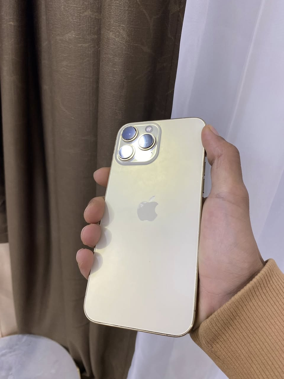 ايفون 13 pro max للبيع
اللون الذهبي المميز 😍

ذاكره 512 عملاقه 

جهاز كفاله من الزلغ 

جهاز اخو الجديد استعمالي الشخصي 

- [ ] بطاريه 65 بلاد 

بيه ارتجاج بلعدسه الخارجيه لباقي كفاله عامه

السعر 550 😍

***********
