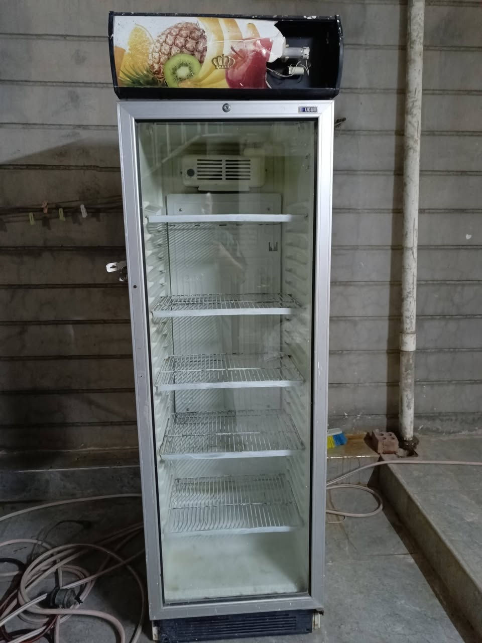 ثلاجة عارضة نوع ايكور غاز بلادي شرط الشغل سعر ١٦٥الف ***********
