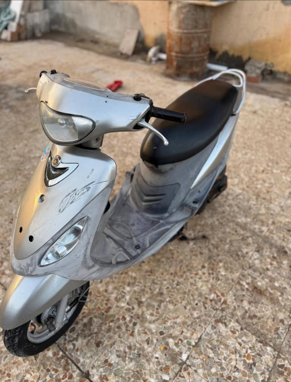 السلام عليكم 
دراجه ماكس قچمه للبيع 
الدراجه توها طالعه من الحاويه اني مطلعها بأيدي صارلها شهر 
الدراجه ختم واحد مكينه مكفوله تجيب وياك واحد يفحصها وتتوكل على الله بيها اوراق ومدفوعه گمرك يعني الدراجه تترقم واسويلك مكاتبه بيها مكاني البصره الدير 
***********
