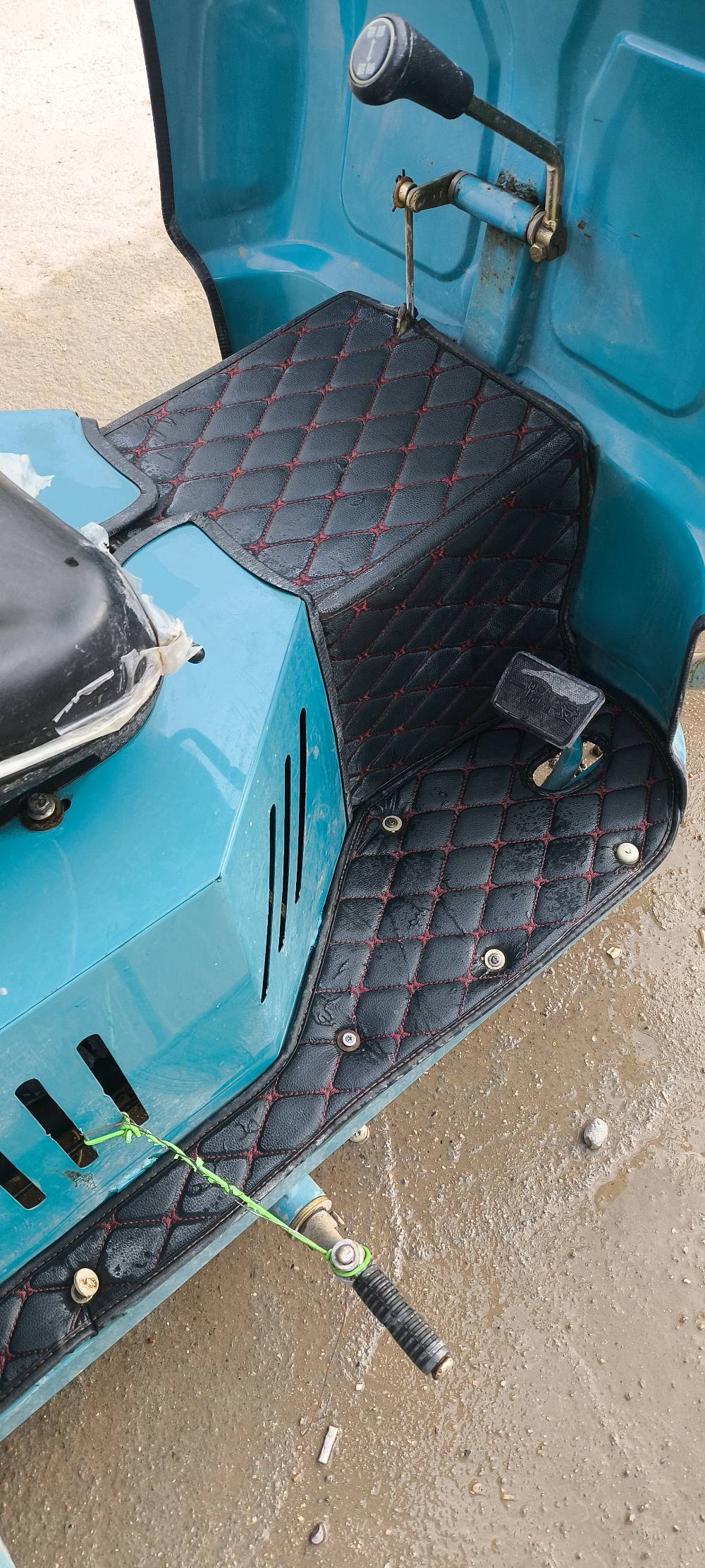 السلام عليكم تكتك بانزين اوراق مشروع وطني وقرصها واصل للمرور للبيع غراضها ستوته 5 گير سرعه 120 موديل 2023 اشتريتها من شركه جديده زيرو غير مستخدمه لكن لغرض الرغبه قررت ابيعها نظيفه جديده اشتريتها ب3مليون و100 ورايدها ب2 و800 استخدامي بس شهر لدراجه وشكلها كما موضح بالصور .
مكانها ذي قار قضاء الغراف