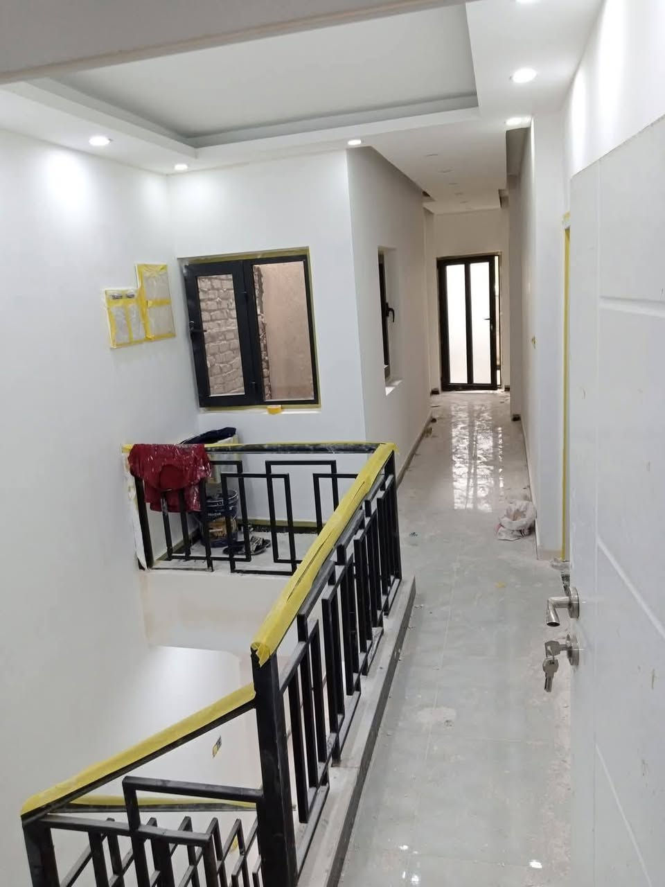 الصبغ مو بس لون وفرشة، الصبغ هو واجهة بيتك وراحتك النفسية. أنا ما أسلمك حايط مصبوغ، أنا أسلمك لوحة فنية وتفاصيل نظيفة (حواف، زوايا، وترتيب). نستخدم أفضل المواد اللي تعيش وتتحمل، ونعطيك لمسة تخلي كل من يدخل بيتك يسألك: منو هذا الخلفه اللي اشتغل لك؟" هاذ رقمنه وبل خدمه(***********)
