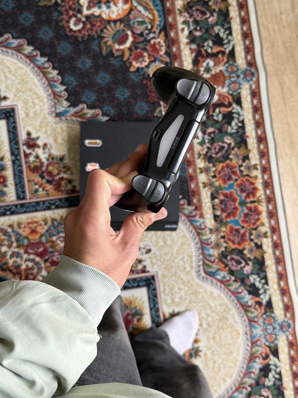 السلام عليكم
بلي فور برو للبيع 
1TB 
جوستك واحد كامل ملحقات نظافة 100% 
***********
