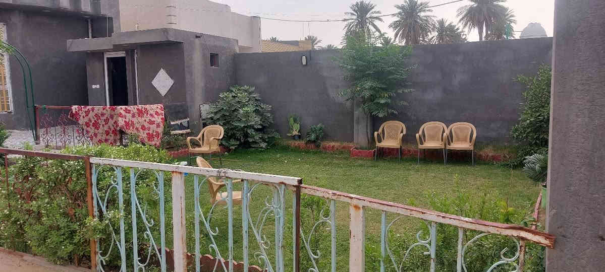 للبيع بيت نزلة السيد تاج الدين ع واسط الحفريه
طابو زراعي سند25
وجهيته عشره متر، صافي ونزال فوگ ال45م يتكون من غرف نوم عدد 2 صاله وصحيات داخليه وخارجيه حديقه كبيره وترك 60م مربع ارضيه مرمر صب مسلح طابوق جمهوري كامل مابي اي نقص اضافه الى استقبال كبير ومطبخ وطارمه(( السعر 140)) قابل للتفاوض للمعلومات الاتصال على الرقم ***********
