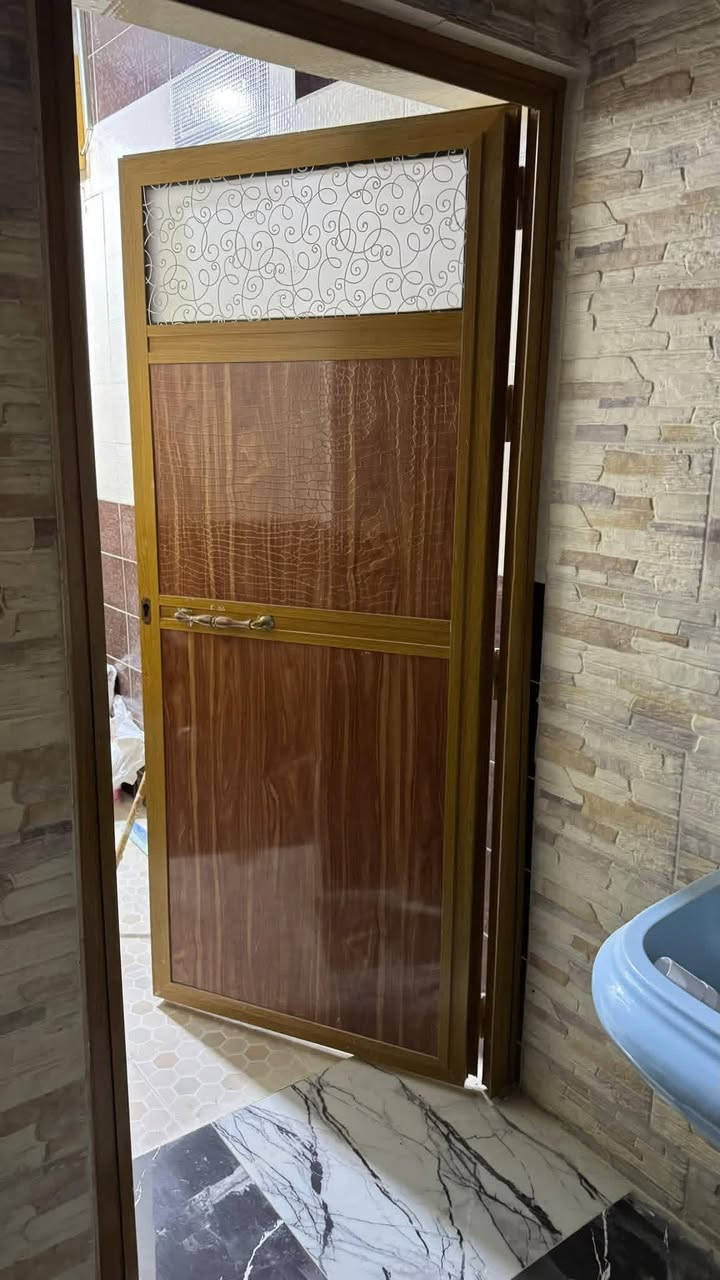 منزل كبير ونظيف للايجار يحتوي 3 غرف نوم كبيرة وتحتوي الغرف على دريسنك روم للملابس  وصالة واستقبال وحمامين ومطبخ وحديقة كبيرة وكراج يكفي سيارتين ويوجد مولد كهرباء كبير مجاني يشغل سبالت في الصيف وتدفئة في الشتاء بدون الحاجة الى شراء الامبيرات او دفع اجور مولد الكهرباء العنوان مركز سفوان مقابيل دائرة الكهرباء وبالقرب من مركز الشرطة
المساحة 300 بيت ركن  قرب الشارع العام ومول سفوان سابقاً. 
  الايجار 500,000 دينار عراقي
***********
