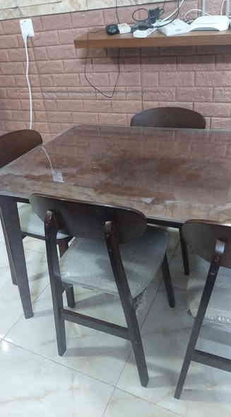 ميز طعام درجة اولى مع 6 كراسي (اخو الجديد) الطول 135 العرض 80 مستعمل قليل سعر 300  الف للتواصل *********** العنوان بغداد الزعفرانية
