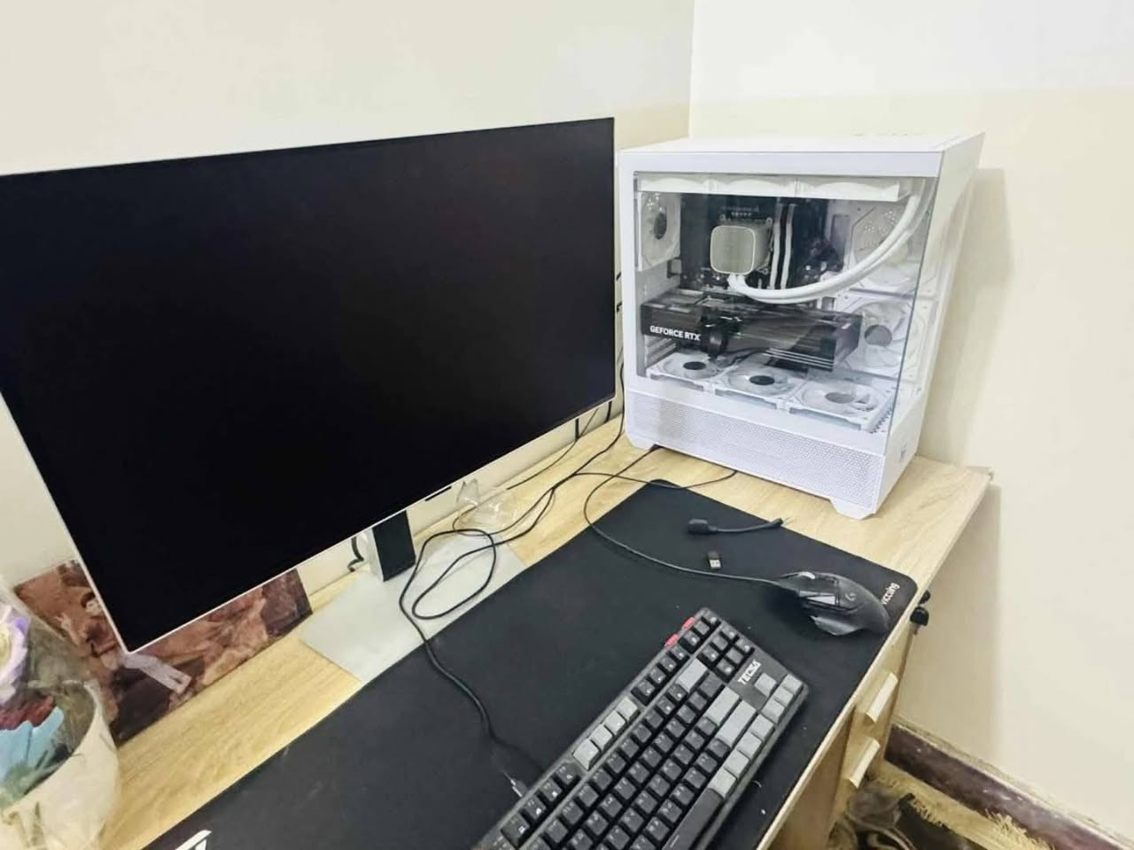 🚀 وحش الألعاب والمونتاج للبيع (High-End Setup)
الحالة: شبه جديدة (استخدام 20 يوم فقط)
النظافة: 100% مع كامل الكراتين والوصلات الأصلية.
النظام: Windows 11 Pro أصلي مفعل.
🖥️ المواصفات التقنية (PC Specs):
المعالج: Intel Core i7-14700KF
اللوحة الأم: MSI Z790-S WiFi
كرت الشاشة: GALAX RTX 5070 Ti EX Gamer (16GB)
الرام: 32GB TeamGroup Delta RGB (6000MHz CL30)
التخزين: 2TB Lexar NVMe SSD Gen 3
التبريد: DeepCool LS720 Digital White (مبرد مائي)
الباور: Segotep GN850 850W Gold
الكيس: Xigmatek Alphaard White (تصميم عصري)
الحماية: UPS Rock 1KV Online (لحماية الجهاز من انقطاع التيار)
📺 الشاشة (الأداء الأقصى):
Samsung Odyssey OLED G6
القياس: 27 إنش / دقة 2K.
التردد: 360Hz مع استجابة فائقة 0.03ms.
التقنيات: OLED Glare Free / Quantum Dot / HDR 10+.
المميزات: تصميم معدني، حماية العين، FreeSync Premium Pro.
🖱️ الملحقات (Peripherals):
ماوس Logitech G502 Hero الشهير.
كيبورد GX-500 Gaming.
سماعة HyperX Cloud 3 (Open Box).
كيبل نت 25 متر (Cat 6) + كيبل HDMI أصلي.
💰 السعر وتفاصيل التواصل:
السعر المطلوب: 3200$ دولار 
مدة الاستخدام: 20 يوم فقط (الجهاز بوضع الشركة).
التوصيل: متوفر لجميع محافظات العراق 🚚.
📞 للحجز أو الاستفسار: #***********
أو راسلنا مباشرة عبر الخاص.
