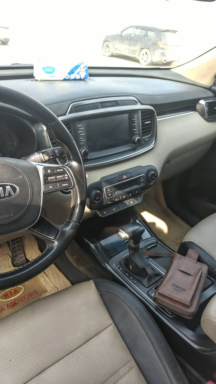 سورنتو مديل 20ماشيه 94 فول ماصفات واحد على واحد مايحتاج اذكر مواصفاته سياره حلوه وجديده  بيع مراوس بقل منه مكان السياره ميسان ***********
