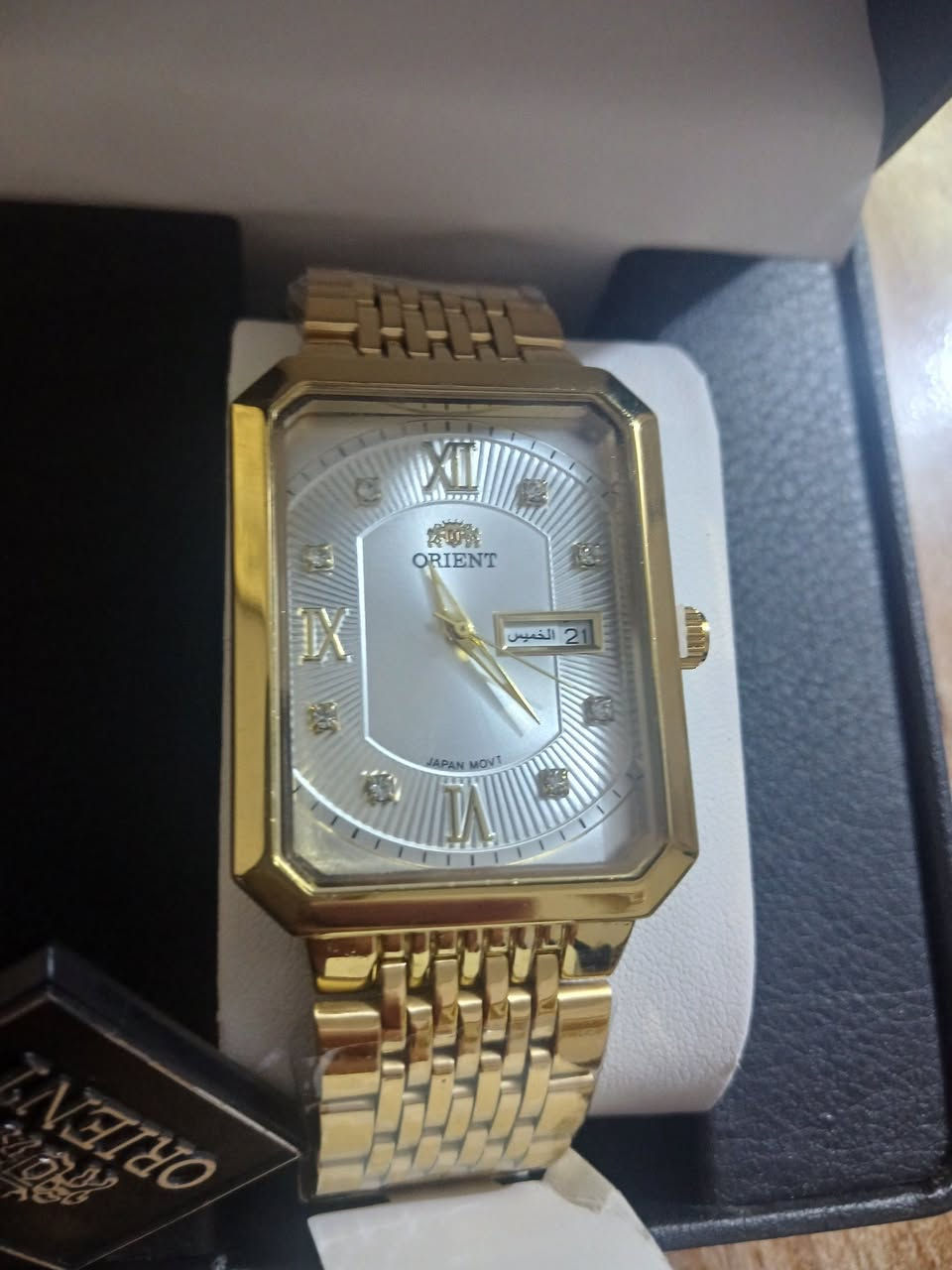 ساعه اورنيت باله طلعتلي بهذا الشكل قطعه نادره ومميزة كوارتز يابانية مع علبته الاصليه السعر 27 الف مع التوصيل  ملاحضه متوفره قطعه واحده فقط
مواصفات الساعة

التصميم: إطار مستطيل مذهب مع مينا ذهبي ونقوش إشعاعية بارزة.

المينا: تحتوي على أرقام رومانية (XII و IX و VI) وعلامات مرصعة بالفصوص لبقية الساعات.

المميزات: مزودة بنافذة لعرض اليوم والتاريخ عند مؤشر الساعة الثالثة، ومحرك ياباني (Japan Movt).

السوار: سوار معدني مذهب بتصميم كلاسيكي.


**إذا كنت صاحب هذا الإعلان وتريد حذفه لأي سبب، رجاءا أرسل رسالة إلى الدعم الفني**