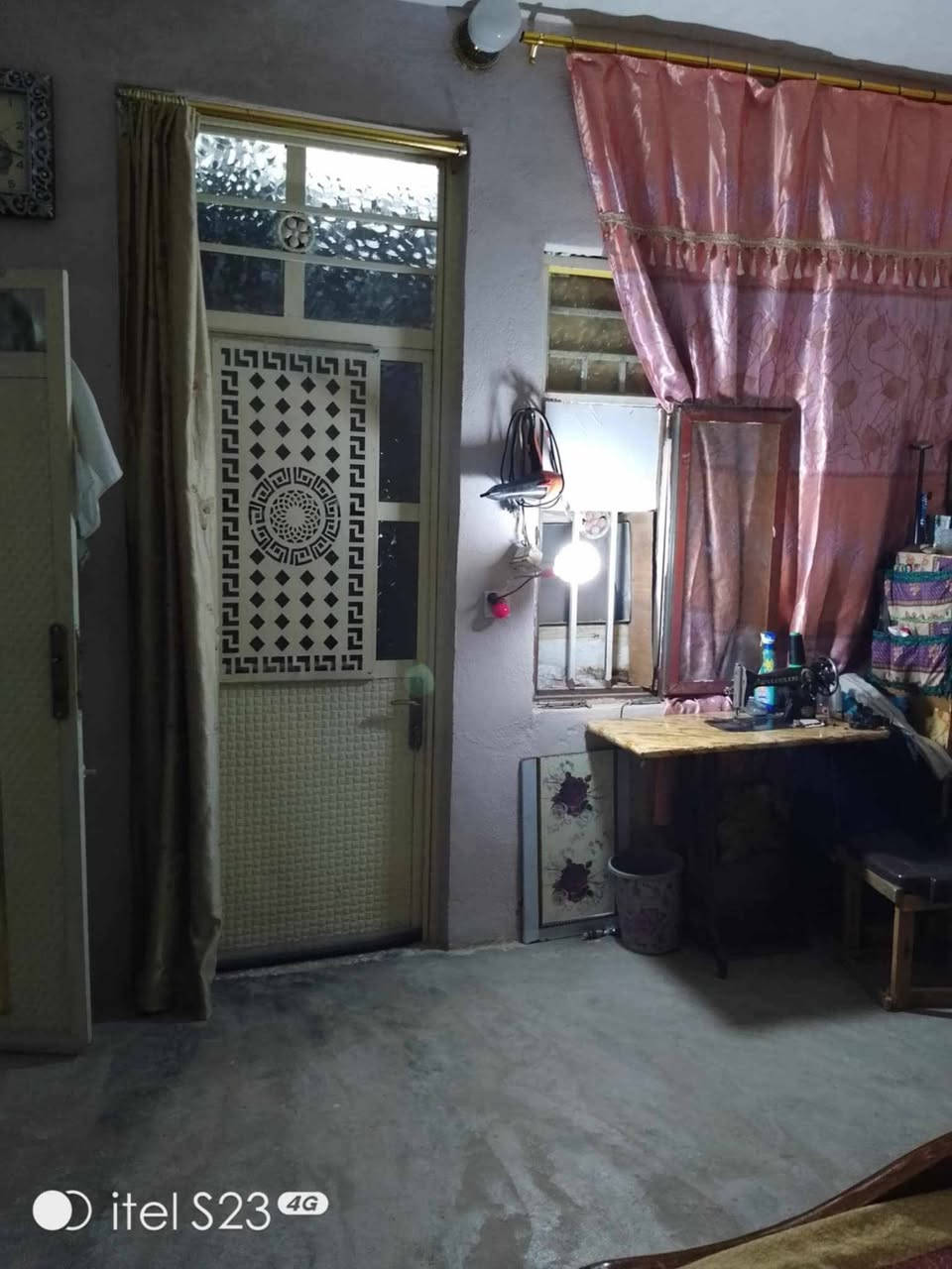 مجمع فدك المعسكر
قرب قاعة الحجي فرع اسوق ابو زكريه
مساحة البيت125 متر
محتويات لبيت (غرفتين نوم /مطبخ وصاله مشترك /صحيات) سكف عكاده الغرف فقط صاله سندويج
بيت صغير ومرتب ونضيف مساحة الكراج كبيره
سعره 35 بي مجال شي قليل
*********** وتساب
