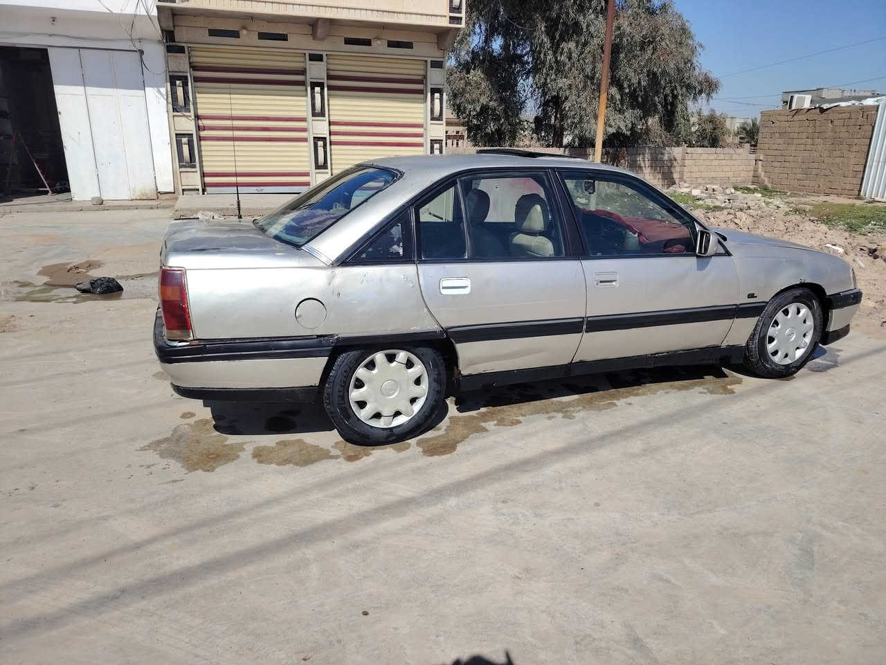 للبيع أوبل أوميگا ٢٠ موديل ٨٩
محرك وگير شرط المحرك معمر جديد رايمن. 
محورة كابريته تنسه الايرفلو وخربطته وصرف البانزين قطارة ما شاء الله 
سيارة شغالة وما عايزها شيء
صدر نص عمر الشرعي – من الموصل
بيها وكالة عامة ام الباركود صاحبها بالمنطقة شرط التحويل السعر ١٥ وبيها مجال
للاستفسار التواصل على الخاص ***********.
