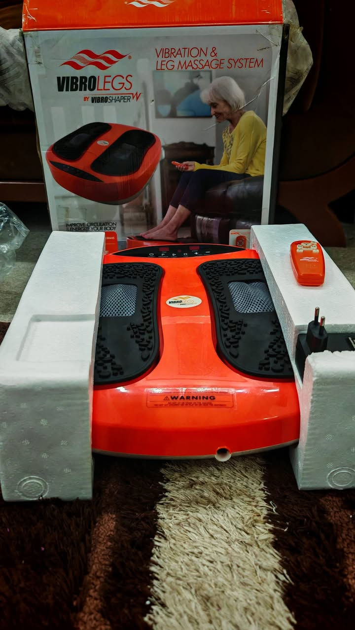 هذا الجهاز هو VibroLegs، وهو عبارة عن منصة اهتزاز وتدليك مصممة خصيصاً للأقدام والساقين. يعمل الجهاز من خلال مزيج من الاهتزازات (Oscillation) ورؤوس التدليك بالضغط الإبري (Acupressure) التي تدور لتنشيط العضلات وتحسين الدورة الدموية أثناء الجلوس. 
Wallapop
Wallapop
 +3
المميزات والفوائد الأساسية
تحسين الدورة الدموية: تساعد الاهتزازات في تخفيف الشعور بـ "ثقل الساقين" وتنشيط تدفق الدم.
تخفيف التوتر العضلي: تعمل رؤوس التدليك الدوارة على فك التشنجات في باطن القدم.
أوضاع تشغيل متعددة: يتضمن الجهاز برامج تلقائية (عادةً 2-3 برامج) بالإضافة إلى وضع يدوي للتحكم في السرعة والوقت.
التحكم عن بعد: يأتي مع جهاز تحكم (ريموت) لتغيير الإعدادات بسهولة دون الحاجة للانحناء.
السعر 40 الف


**إذا كنت صاحب هذا الإعلان وتريد حذفه لأي سبب، رجاءا أرسل رسالة إلى الدعم الفني**