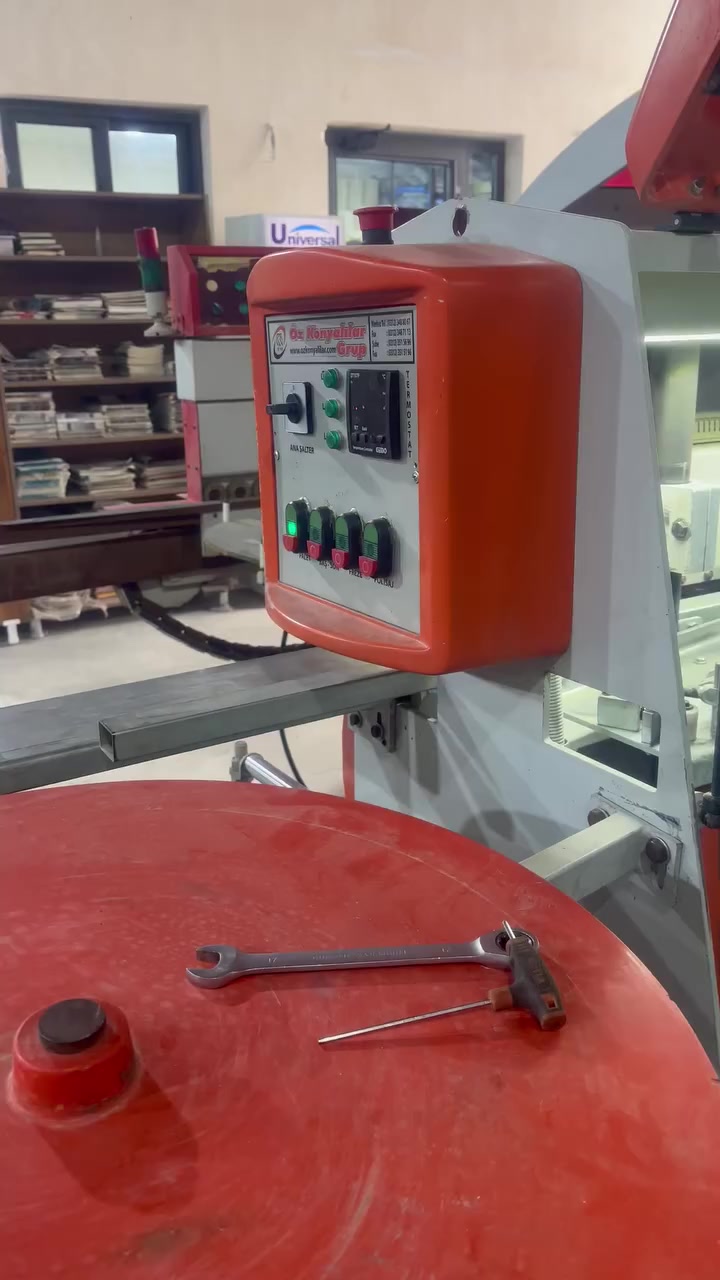 مكينة لاصقة شريط  كونيا ٤ اربع مراحل 

لصق 
قطع بداية ونهاية 
فريزة وبوليش 
مستعمل 
أربيل الصناعة الجنوبية 
***********
***********
***********
