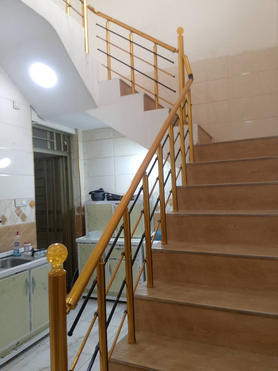🏠 دار للبيع 
📍 الكاظمية الثانية الطي 
📍 نزال سليم بدايه النزال فرع الثالث 
📐 المساحة:65م
🛏️ صحيات وداخلية فوك وجوه صالة مطبخ حار وبارد هول منور  كبير بيت 🏠 جديد 
🛏️ الطابق الاول غرف نوم 🛌 ومطبخ وصاله وخدمات
طابق ونص
✨دار جديد وموقع ممتاز  👌  بناء 🚧 رفت 
📞 للاستفسار والمراسلة ‭***********
