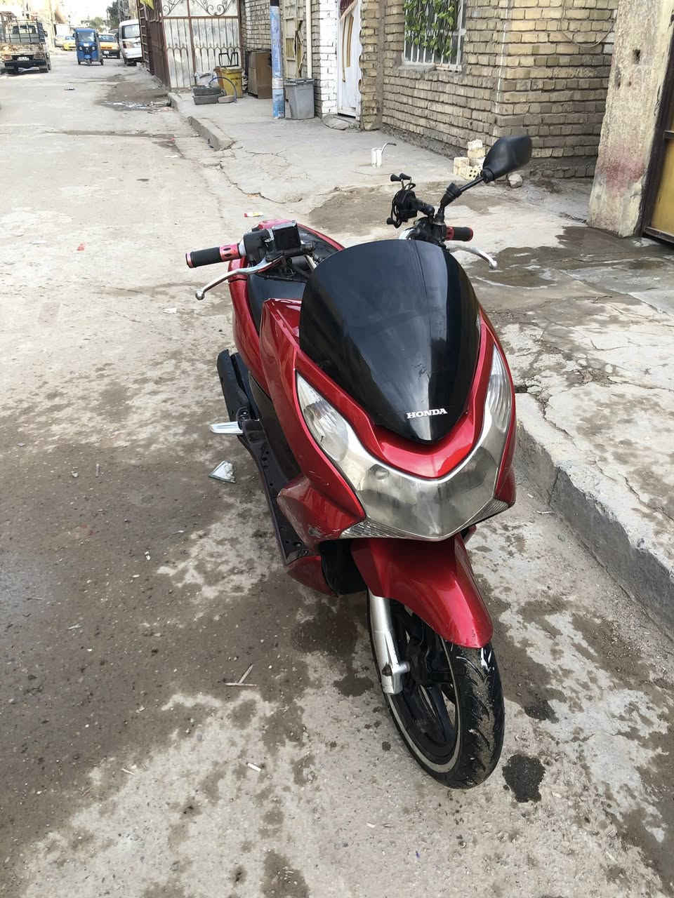 السلام عليكم دراجة pcx جيل اول   منشأ كوري الدراجة خير من الله  سعرها (بواحد و٢٠٠ ) مكينة كفالة ستاند حساس بس بيها نقوصات بسيطة وبيها مجال للشراي رقمي وتساب فقط ***********
