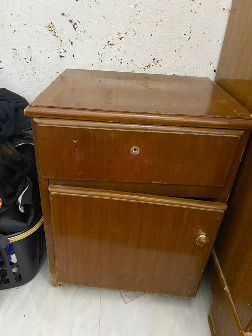 سلام وعليكم غرفه للبيع نضيفه 5قطع او ميز تواليت ممصوره السعر 400 ***********
