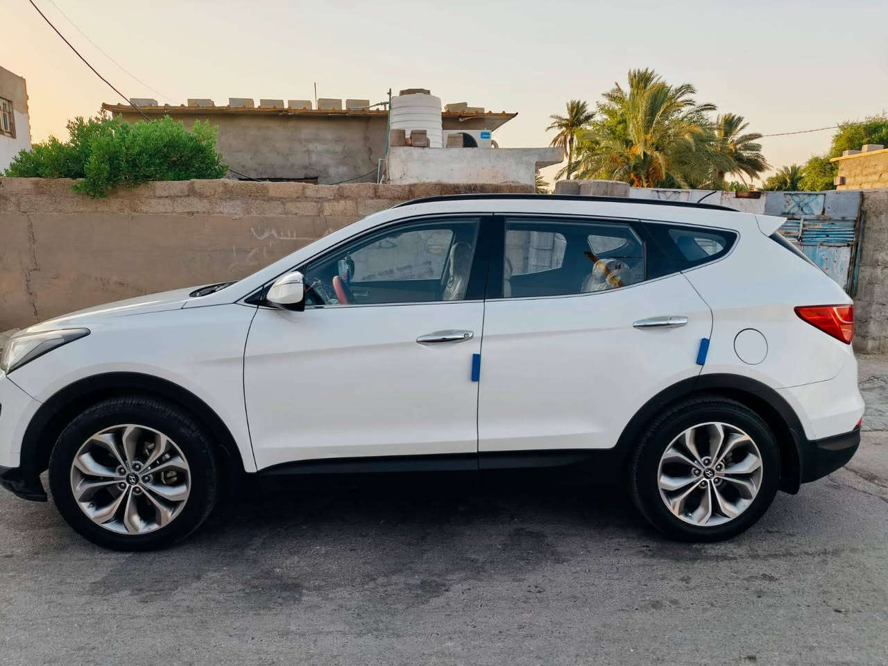 السلام عليكم 
هونداي سنتافي موديل 2014 
خليجي رقم بغداد سنوية جديدة 2027باسمي مكفوله من الحادث ومكفولة من الصبغ او التبديل مواصفات كاملة ما عدى البصمة والبنراما 
مكينه V6 سلندر وكير وحداديه وثلاث قطع تبريد  سياره جاهزة داخل بيجي  العنوان واسط  الاستفسار الاتصال ع الرقم ‭***********
