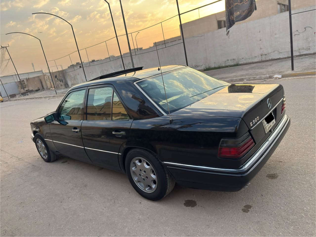 مارسيدس دب بيبي شبح 1991 محرك E320 خراطيم نوزل 
كشرها كلش نضيف بدون معجون ولا رواج ولا رصعات
محرك گير جدد
منضومة تبريد جديدة
صبغ عام درجة اولى
سلايد روف جديد بالكامل 
شغال ABS
كشنات جلد كهرباء شغاله
مروحة كهربائية 
اربع جام كهرباء شغال 
سيدي جينجر بالجنطة
وباقي المواصفات معروفة مال البيبي
مكانها بغداد حي اور 
السعر : 80 بيها مجال للشراي 
*********** بغداد, العراق
