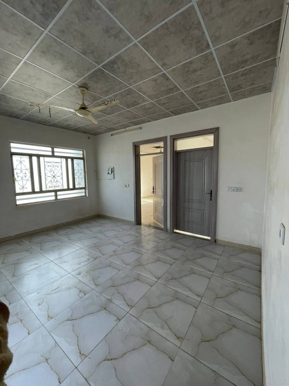 بيت للايجار 220م طابق ثاني ركن درج خارجي معزول هول داخلي 4×4 غرفة نوم 4×5 استقبال 4×6 درج للسطح توجد غرفة متروكة 4×5 مع بالكون كبيرة سقوف ثانوية سيراميك فول بناء 2024 حديث مجمع صحيات معزول الموقع كركوك الواسطي قرب أسواق انور سعر الايجار 300 الماء والكهرباء على صاحب البيت هاتف *********** أبو شاهين
