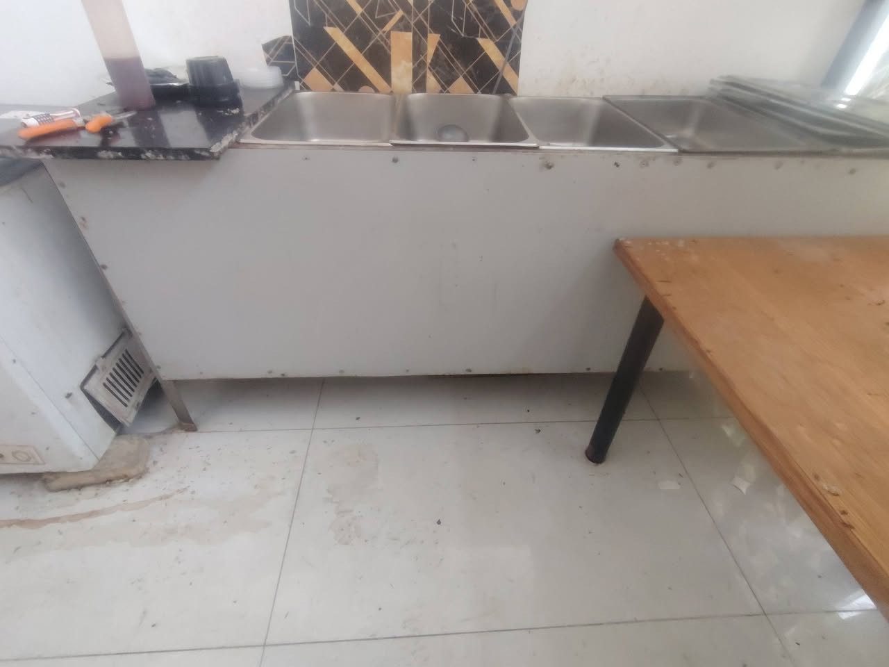 السلام عليكم من رخصه الادمن
شوايه دجاج 6 اشياش
شوايه كباب تفصال ثقيل
مثرامه لحم حجم 32
مجمده بابين
جام خانه متر و30
ميز طعام 4 بدون كراسي
عارضه ببسي.
سنك
حمايه تمن ومرق
مراوح 4
قاطع بلايود خشب الثقيل 4 متر
***********
العنوان بصره امن داخلي*
