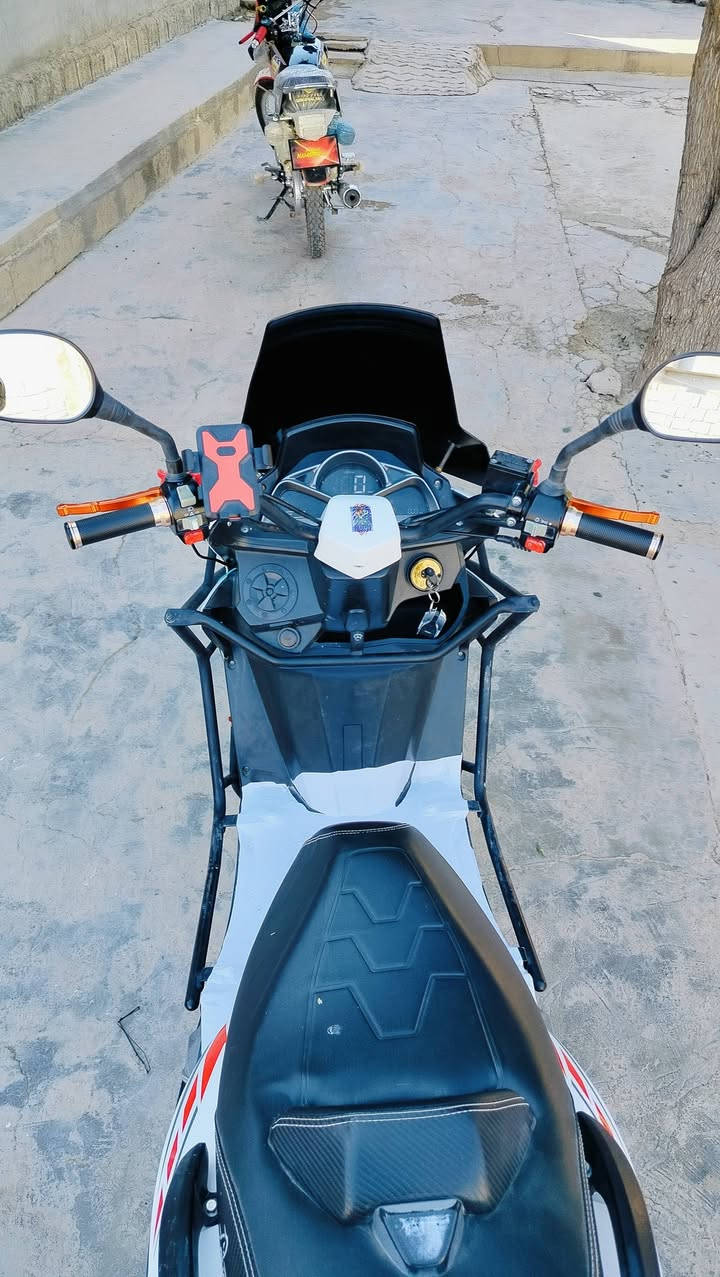 السلام عليكم دراجه سترونك تماتيك موديل 2024 دراجه نضافه خير من الله مال جناي
1 الايت زنون 
2 لايت اضافي بومه زنون
3 لد امامي 
4 لد خلفي 
5 اشاير عداد سرعة كهربائيات كلة شغال مابيها نقص والدراجه بس علة ايدي مو ياهو الي يجي يركب لا صرف ولا تنقيص 
كلشي ما عندي بيها مجرد اروح للسوك وارجع 
ودراجه شادلها تاير جديد اكلجات جدد 
السعر راسلني او اتصل *********** وتساب واتصال
