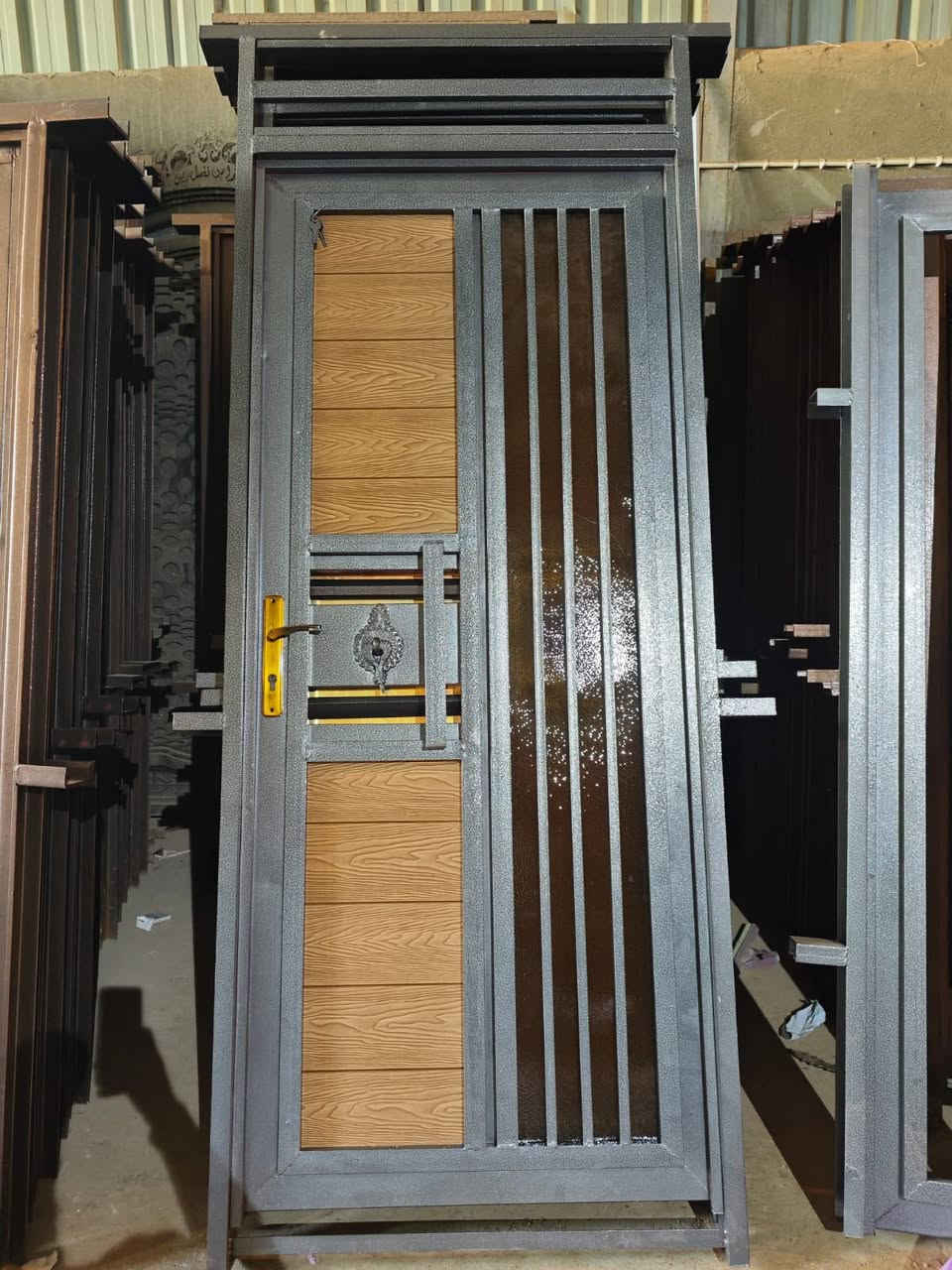 تحية طيبة يوجد لدينا كافة أنواع الأبواب والشبابيك الحديد والخشب الحديثة بأجود الأنواع وجميع القياسات العنوان الرفاعي 
قرب جامع رمثان ***********
