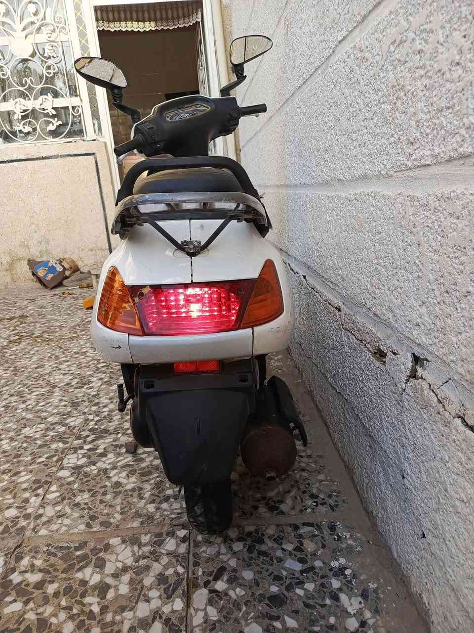 دراجة سبيسي كهرباياتها كلها شغالة محرك ما مفتوح نص هندر تايرات زوج جدد باتري جديد ابارحة شادة دراجة جديدة مثل ما موضح سعرها 300 وبيها مجال بسيط مكاني الشعلة ***********
