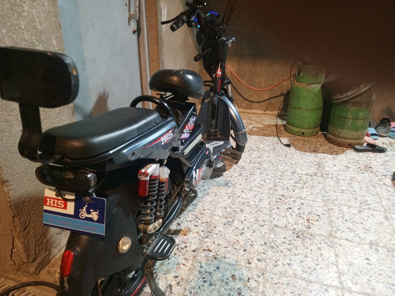 درّاجة كهربائية بحالة جيدة نوفر منها للبيع. مناسبة للتنقل السريع داخل المدينة مع تصميم مريح وعملي. تكدر تستخدمها للذهاب إلى العمل أو الجامعة بكل سهولة، ومزودة ببطاريات قوية تدوم لفترة طويلة.