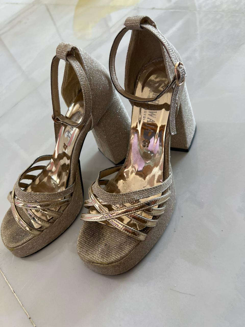 فستان يلبس قياس ٣٨و٤٠ 
سعر ٢٥
كلش حلو بالبس 
احذية ذهبي وفضي قياس ٣٧
سعر الحذاء ١٠
الي تشتريهم سوا كلهم يصيرون 
٤٠ الف


**إذا كنت صاحب هذا الإعلان وتريد حذفه لأي سبب، رجاءا أرسل رسالة إلى الدعم الفني**