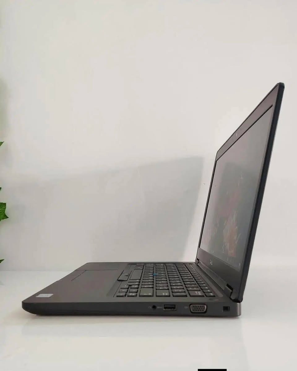 💻 Dell Latitude 5490
🔹 المعالج: Intel Core i7 الجيل 8 فئة U
🔹 الرام: 8GB DDR4 (قابلة للتطوير حتى 32GB)
🔹 التخزين: 256GB SSD (قابل للتطوير)
🔹 كارت الشاشة: Intel Graphics داخلي 4GB
🔹 الشاشة: 14.1 إنش FHD
🔹 الكيبورد: ليزري ضوئي عربي / إنكليزي
🔹 ويندوز 11 برو مفعل وجاهز
🔹 نسبة النضافة: 97–99٪

السعر 300 الف شامل التوصيل والملحقات(ماوس+حقيبة+الشاحن الاصلي)


**إذا كنت صاحب هذا الإعلان وتريد حذفه لأي سبب، رجاءا أرسل رسالة إلى الدعم الفني**