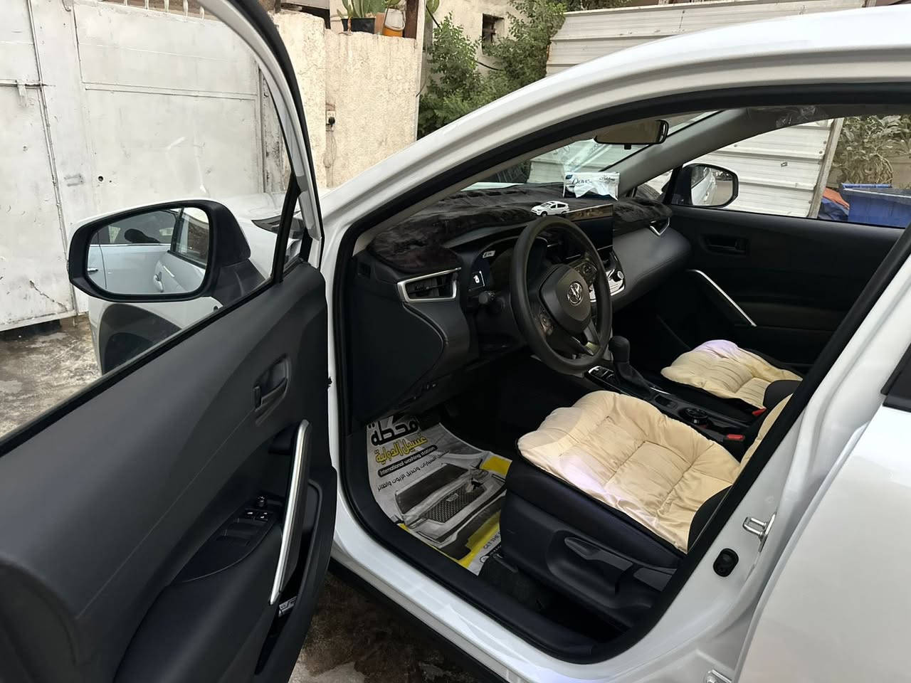 السلام عليكم حبايب•••
كورلا كروز 2025 
العداد: 4500 كيلو متر
ألون: أبيض
رقم: بغداد الجديد
السعر: 26.500.000 دينار عراقي وبيها مجال بسيط بعد المعاينة
مكان السيارة: بغداد-الكرادة داخل
المواصفات: قمارة حديد • بصمة أبواب وتشغيل • داخل أسود كشنات مخمل • شاشة أندرويد • كامرة خلفية 
الملاحظات: السيارة جديدة وبعدها بحالة الوكالة
الإتصال على الرقم: ***********
