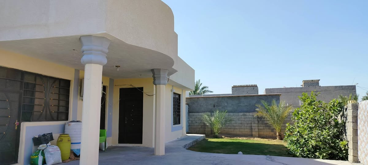 قطعه ارض مساحة 600متر
مساحة البناء 140متر كامل الخدمات ماء كهرباء تبليط لحد باب البيت 
العنوان البوعيثه شارع معمل غاز الرحمن مقابل المستوصف الجديد 
***********
