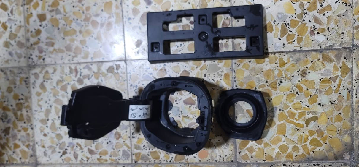 غراض صدر روج ٢٠٢٤ طبلة مع شيال الجوة مع رباط جميعهم خلفي جهة اليمين  مع ترايش الباب الستيل والأسود يمين ويسار مع لاستيك باب ايضا خلفي جهة اليمين مع قاعدة ولاستيكتهة كاملة بدون الباغة الخارجية قبق بانزين مع قاعدة رقم قيم باليرضي لله واخذ الي محتاجة تحياتي ***********
