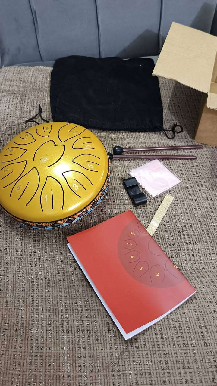 هذه طبلة لسان فولاذية 
 وتتميز
نوع الآلة: آلة إيقاعية موسيقية مصنوعة من الفولاذ. 
الاستخدام: مثالية للتأمل، والاسترخاء، واليوغا، والموسيقى العلاجية. 
المميزات: تأتي بأحجام ونغمات مختلفة (مثل 6 أو 10 بوصة)، وغالباً ما تتضمن مطارق للعزف. 
التصميم: تتميز بتصميم بسيط ومسطح مع ألسنة مقطوعة تصدر نغمات مختلفة عند الضرب عليها. 
السعر ١٥


**إذا كنت صاحب هذا الإعلان وتريد حذفه لأي سبب، رجاءا أرسل رسالة إلى الدعم الفني**