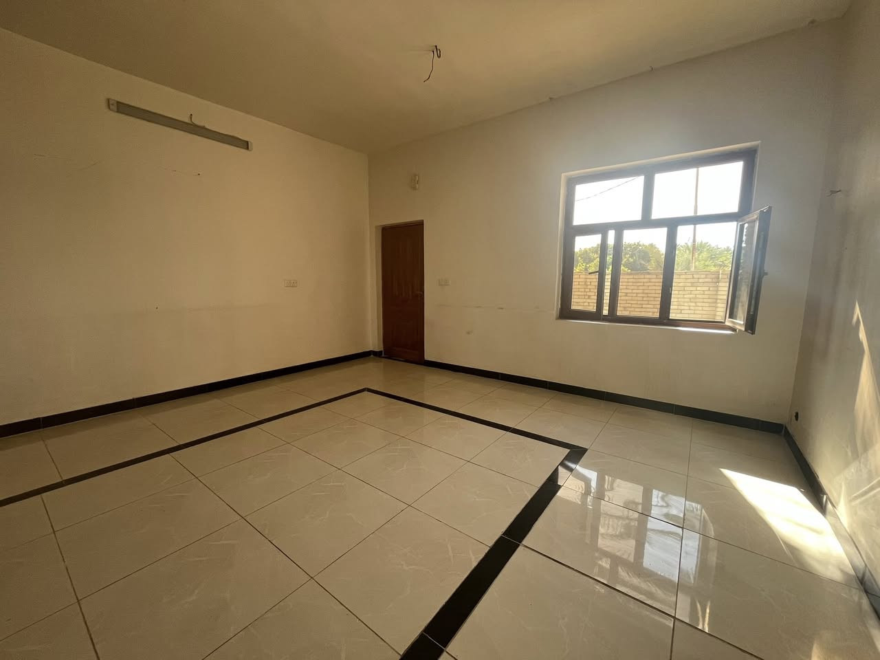 بيت للبيع بيت كلش مرتب
مساحته ٦٠٠ متر 📌
مساحه البيت ٣٠٠ بناء طابوك 📌
مساحه الحديقه ٣٠٠ صالحه للبناء"
بناء حديث واجه ٣٠ متر  

موقعهً عله شارع ابن سينا قرب جامع (الصادق الامين)

 للاستفسار ***********  موجودً واتساب "
@إشارة

