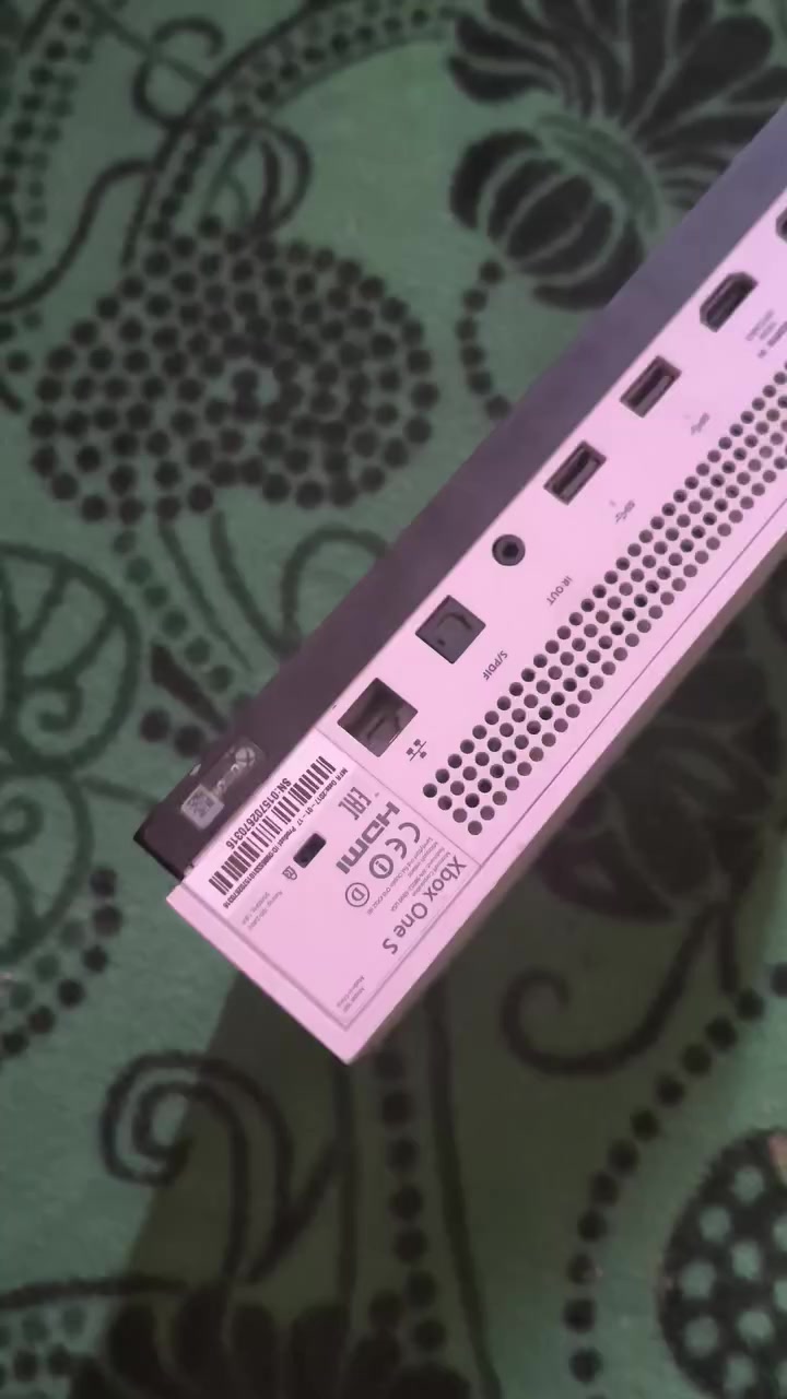 اكس بوكس وان اس جهاز مامفتوح الجهاز نص تيرا كل ملحقاتة ويا السعر 150والتوصيل مجاني بس هذا عندي رقمي ***********
