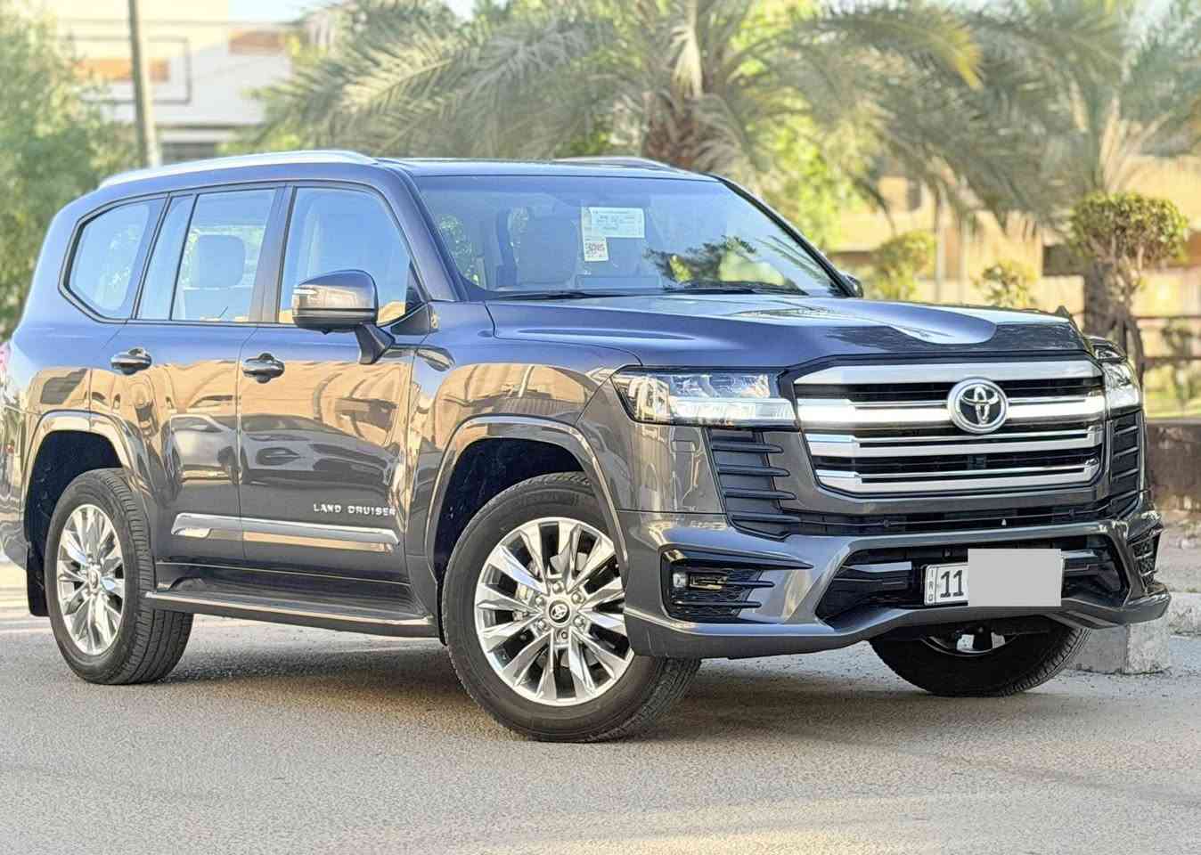 سلام عليكم .... اخوان عندي لاندكروز 2024  لمتد ساز اصلي لون فيلي مكفوله من الضرر والصبغ والبارد رقم بغداد بأسمي وتحويل مباشر ماشيه 42 
اخوان السياره كل مواصفاته اصليه يعني اي اضافه مابيه  يعني لمتد اصلية وسعرها 68300$   واي استفسار هذا رقمي *********** مكان السياره السيدية حي الاعلام 
مواصفاته 
محرك 6 سلندر 4000
سلايد 
كشنات جلد 
تبريد كشنات 
اربع كامرات 
باب خلفي كهرباء 
شاحن
