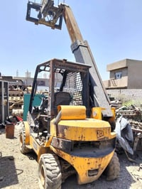للبيع رافعه جي سي بي 3طن اسلايت شغاله نقص العقل فقط مكينه بيركنز اربعه...