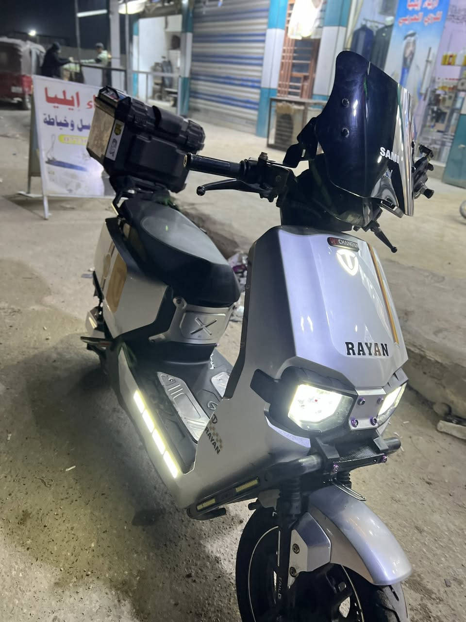 السلام عليكم
دراجه شحن ريان وحش الكون للبيع 

دراجه نظيفه بمعنة الكلمة

شحن 36امبير 

نظام R

نظام عدم سرقة قفل استيرن 

كهربائيات كلها شغالة 

آشاير يمنة يسرة رماش 

او صندوق او المراية اني مشتريهن اب150

6بطاريات كبار مسطره 

كلشي بيها شغال 

السعر 850 او بيها مجال 

العنوان بغداد 

الاستفسار / مراسله الصفحه 

الاتصال/ ***********
