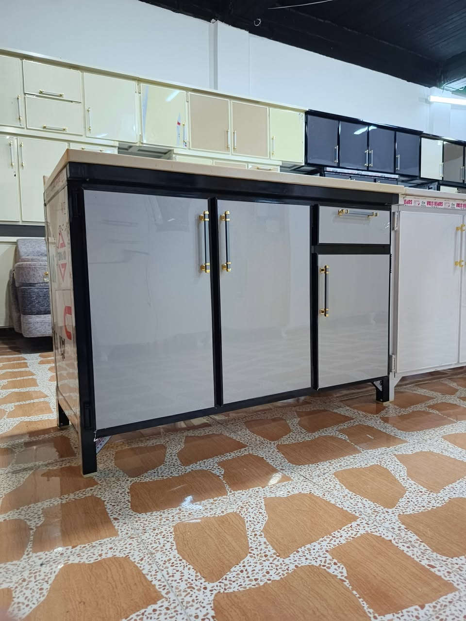 معرض أيمن للأثاث المنزلي ✨
سنك مطبخ مودرن – تصميم أنيق وعصري 🏠
✅ هيكل حديد قوي ومتين
✅ أبواب MDF بلمعة فاخرة
✅ سطح رخامي عملي وسهل التنظيف
✅ أدراج واسعة لخزن أدوات المطبخ
✅ مناسب للمنازل والشقق الحديثة
📏 القياس: 130 سم
الوان متعددة 
📍 العنوان:
تكريت – نهاية شارع الأربعين – مجاور حديقة الياسمين
🚚 خدمة التوصيل متوفرة
📞 للاستفسار والطلب:
***********
***********
معرض أيمن للأثاث المنزلي
جودة تليق بمنزلك... وأسعار تناسب
