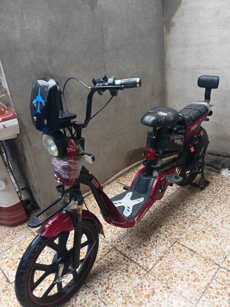 السلام عليكم للبيع بايسكلات واحد شحن جديد موديل 24 لوك كهربائيات شغاله كامل 4سرع مابي نقص والثاني ياباني حجم 26 جديد بدون نقص الشحن سعره 215 وبي مجال قليل و اليابني 80 وبي مجال مكاني كركوك حي النصر *********** متواجد ع النت
