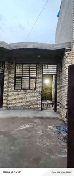 سلام  عليكم بيت للبيع مساحه ٢٠٠متر يتكون من غرفتان وصاله واستقبال ومطبخ مبني طابوق نقص الرضيه وبياض بناء جديد مكان كوت حي الحكيم نزله عميد جادر قرب سكلت ابو حسن التواصل علئ رقم *********** سعر 60 وبي مجال
