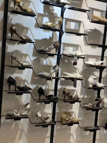 احذيه ماركه نسائي رجالي  ابيع شلعه وحده مصار شهر من فتحت المحل  وريد هسه اعزله الي يحب يجي ياخذهن  فوك. 300زوج  ***********
