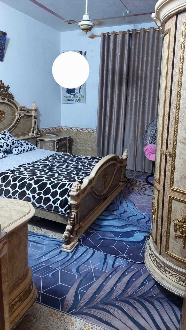 سلام عليكم بيت للبيع مساحته ٢٠٠ متر يحتوي على ثلاث غرف نوم صاله مطبخ استقبال طارمه جبيره عنوان البيت كوفه دور الحوزه استفسار اكثر اتصال عل رقم ***********
