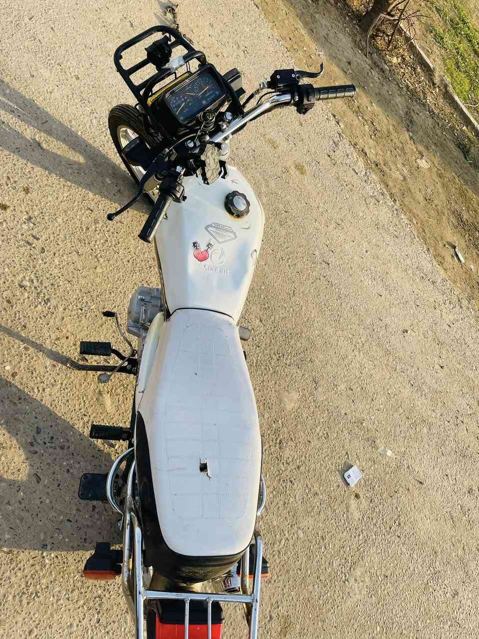 سلام عليكم دراجه لبيع موديل2020 محرك شرط سبانه مامحطوطه عليه.  سعر425 وبي مجال كرهبيات شغاله كله سلف شغال  قبق زنجيل موجود رقم***********
