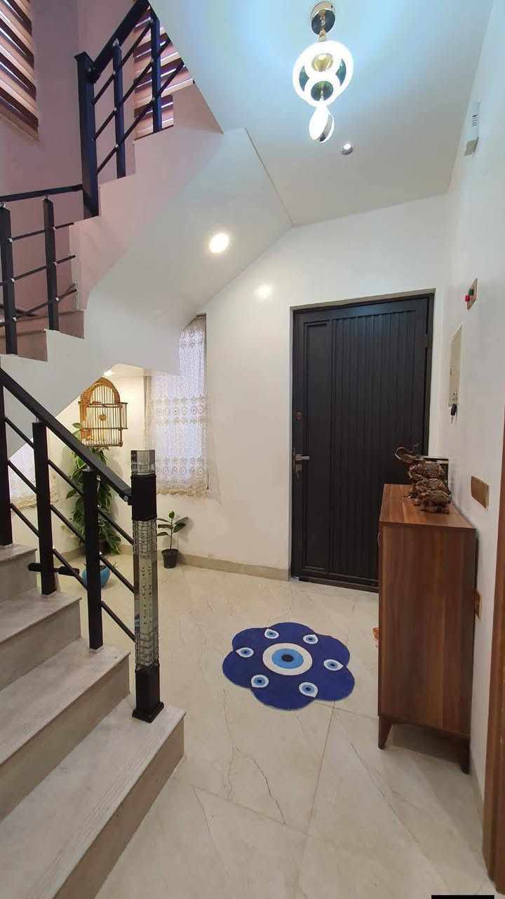 🏡 دار للبيع – فرصة مميزة
دار للبيع في بداية مزارع زبونه، مقابل حي الفلاح الثانية
📍 المدخل المقابل لمحطة تعبئة المنهل.
🔹 مساحة الدار: 176 متر
🔹 الوضع: ركن، طابق ونصف، بناء حديث
🔹 واجهة الدار: 12 متر
🔹 الاتجاه: شروق تام + شمال
🔹 الخدمات: ماء، كهرباء، تبليط كامل
📄 السند:
سند بستان زراعي نموذج (25)
معاملة البلدية مسلّمة ويوجد كرت بلدية.
🧱 تفاصيل البناء:
الطابق الأول:
كراج 🚗
استقبال
هول داخلي
غرف نوم عدد (2)
مطبخ
صحيات
مناور إنارة
الطابق الثاني:
هول موزّع
غرف نوم عدد (2)
سطح ناصي وعالي
📞 للاستفسار الاتصال على:
***********
***********
📍 أو زيارة موقع المكتب الكائن في:
حي البكر – سايدين كنيسة تايتنك – مقابل مرطبات الصفار
